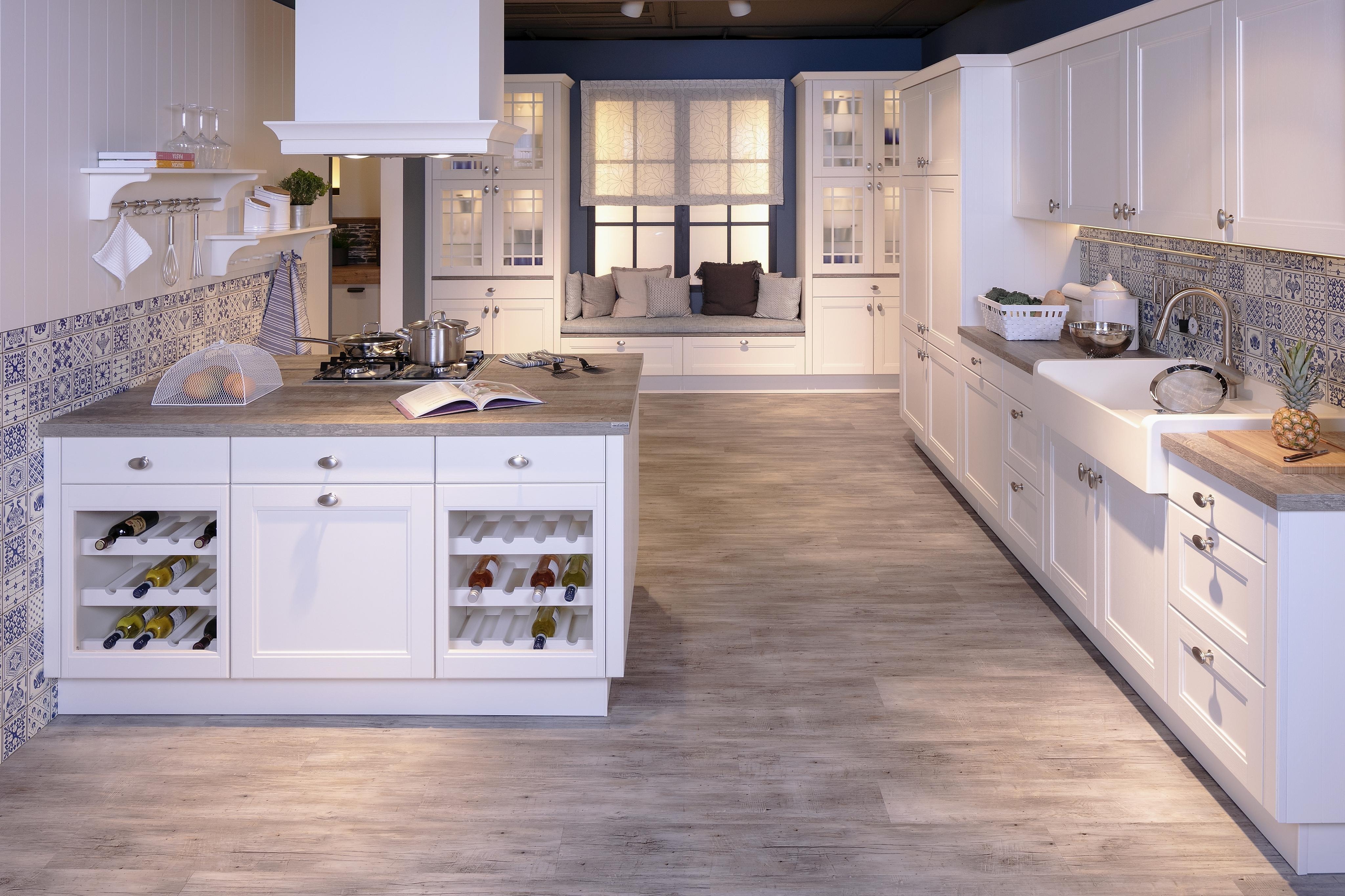 Landhausküche mit Eichendekor-Arbeitsplatte