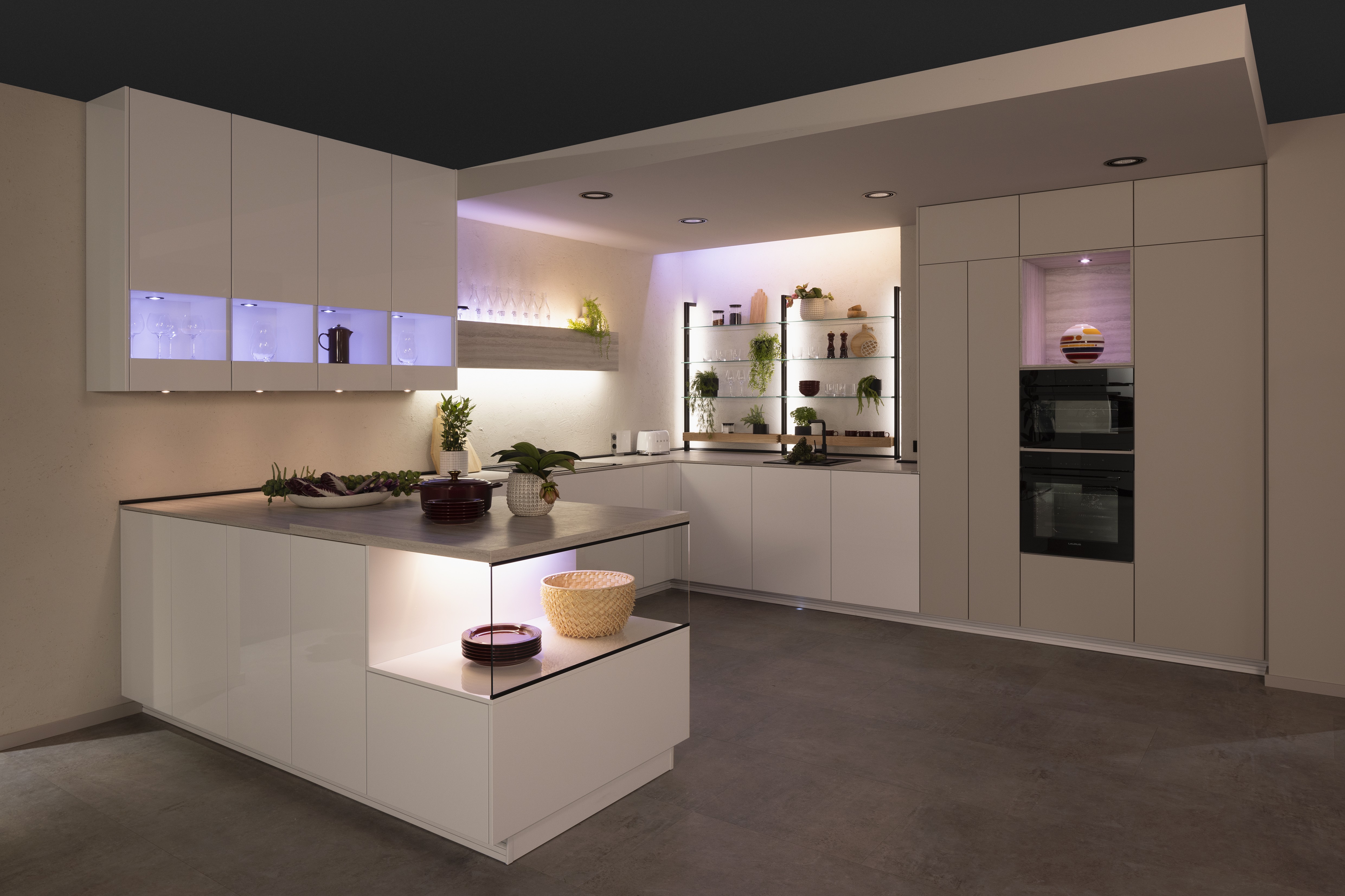 APL: 349 Travertin Sandgrau NB Korpus: 193 Alpinweiß Front: 516 Lack Alpinweiß Hochglanz Griff: Push to open Geräte: Laurus Ofen, Kochfeld Faber Armatur: Gessi Spüle: Elleci  Features: verschiedene Lichtstimmungen (Philips), Vitrinen Beleuchtungen, Aluminium Regal Schwarz mit Lichtblende, Steckdosen, Backofen-Kombi-Lösung, Handtuchhalter, Ecklösung Le Mans Auszug.