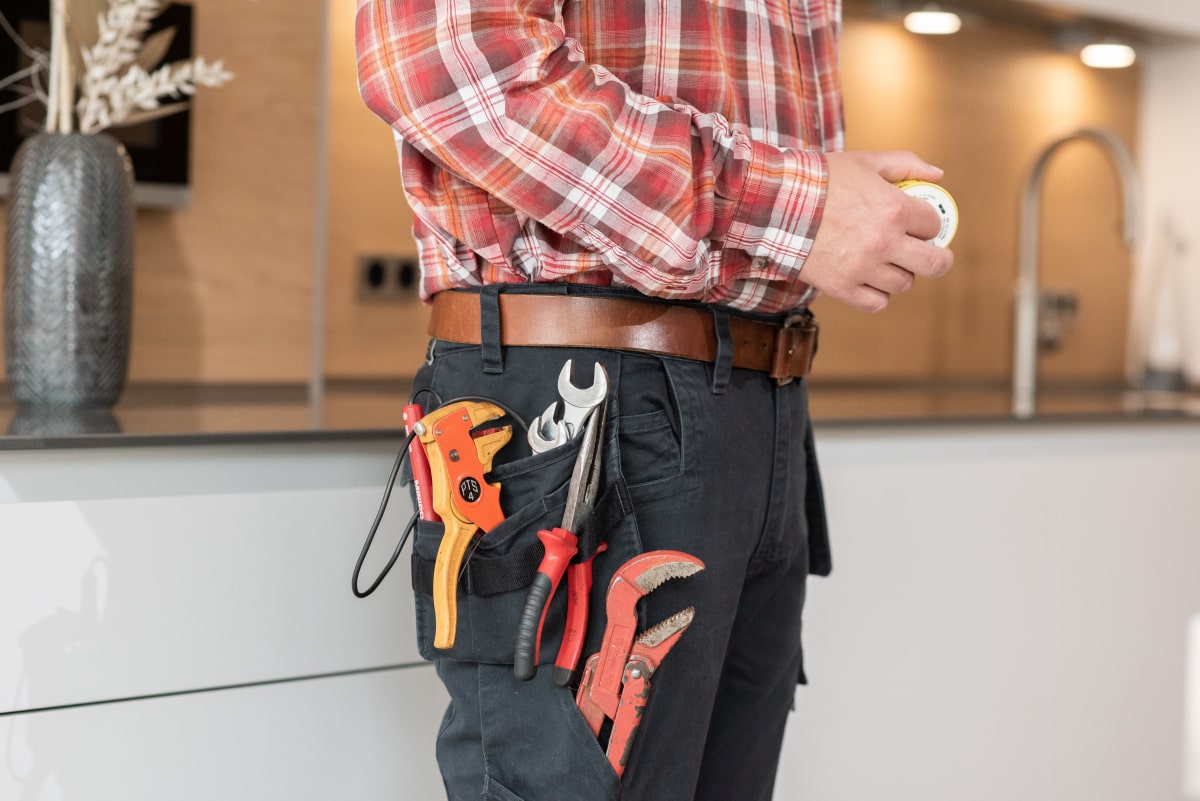 Handwerker zur Reparatur von Küchen und Hausgeräten