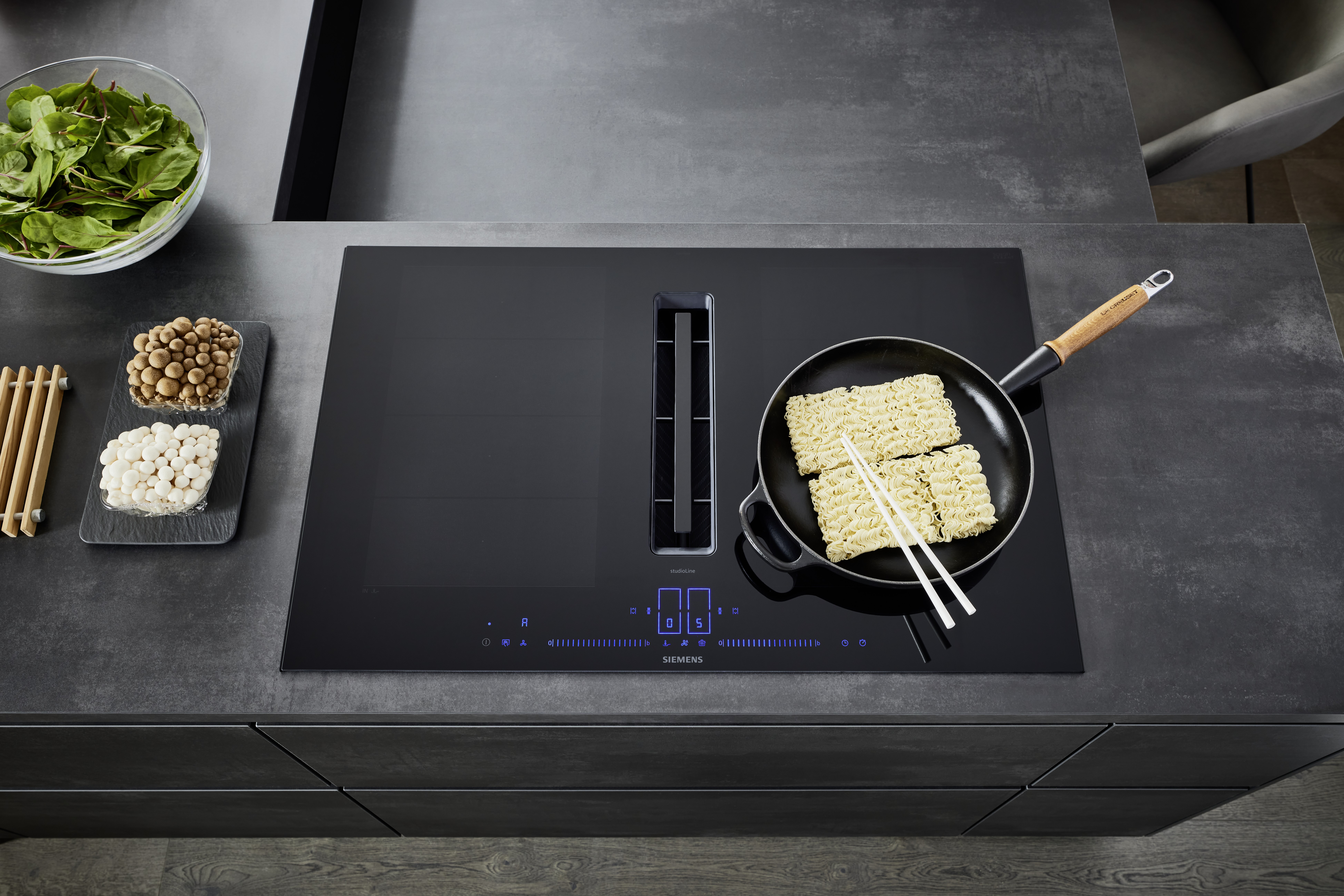 NOBILIA Japandi mit Siemens Geräten - Fokus auf Kochfeld